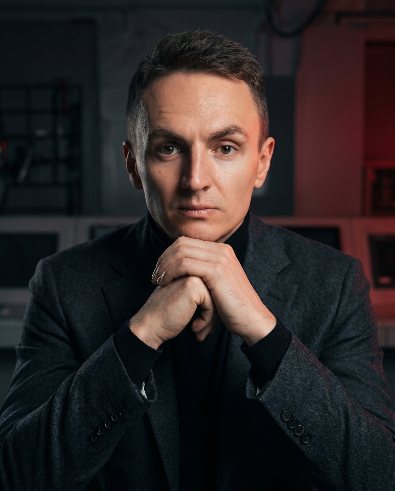 Кирилл Лодвиков - портрет, индустриальный фон