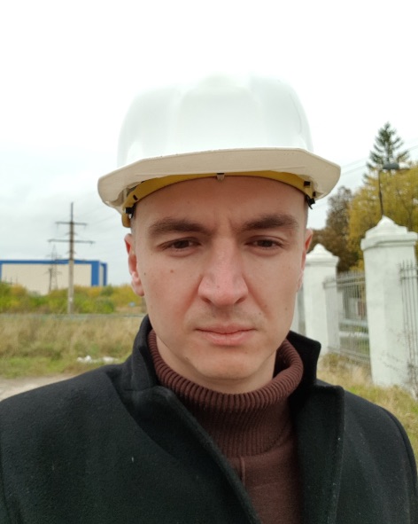 Кирилл Лодвиков на объекте, в каске